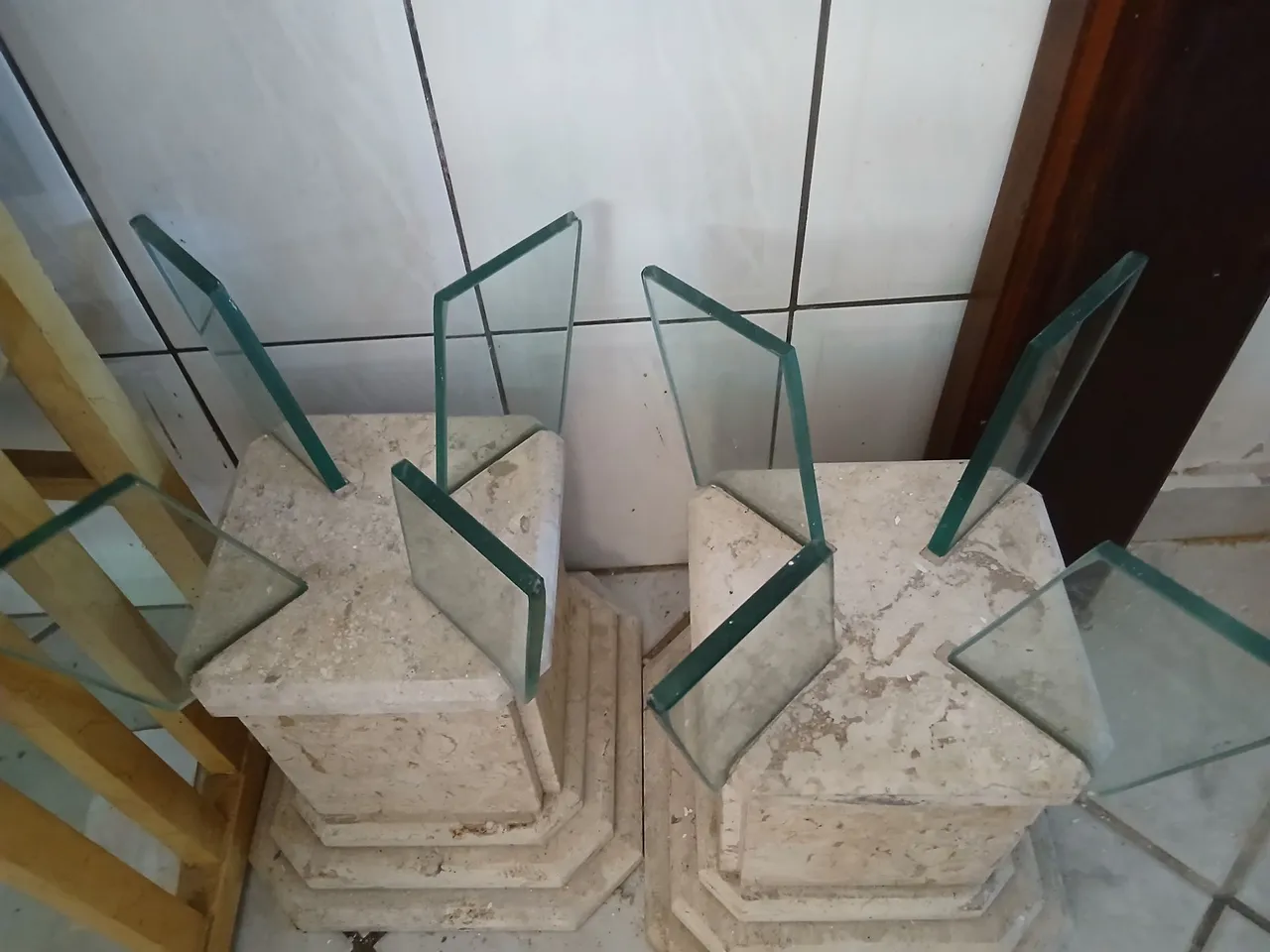 Mesas de centro em vidro e pedra