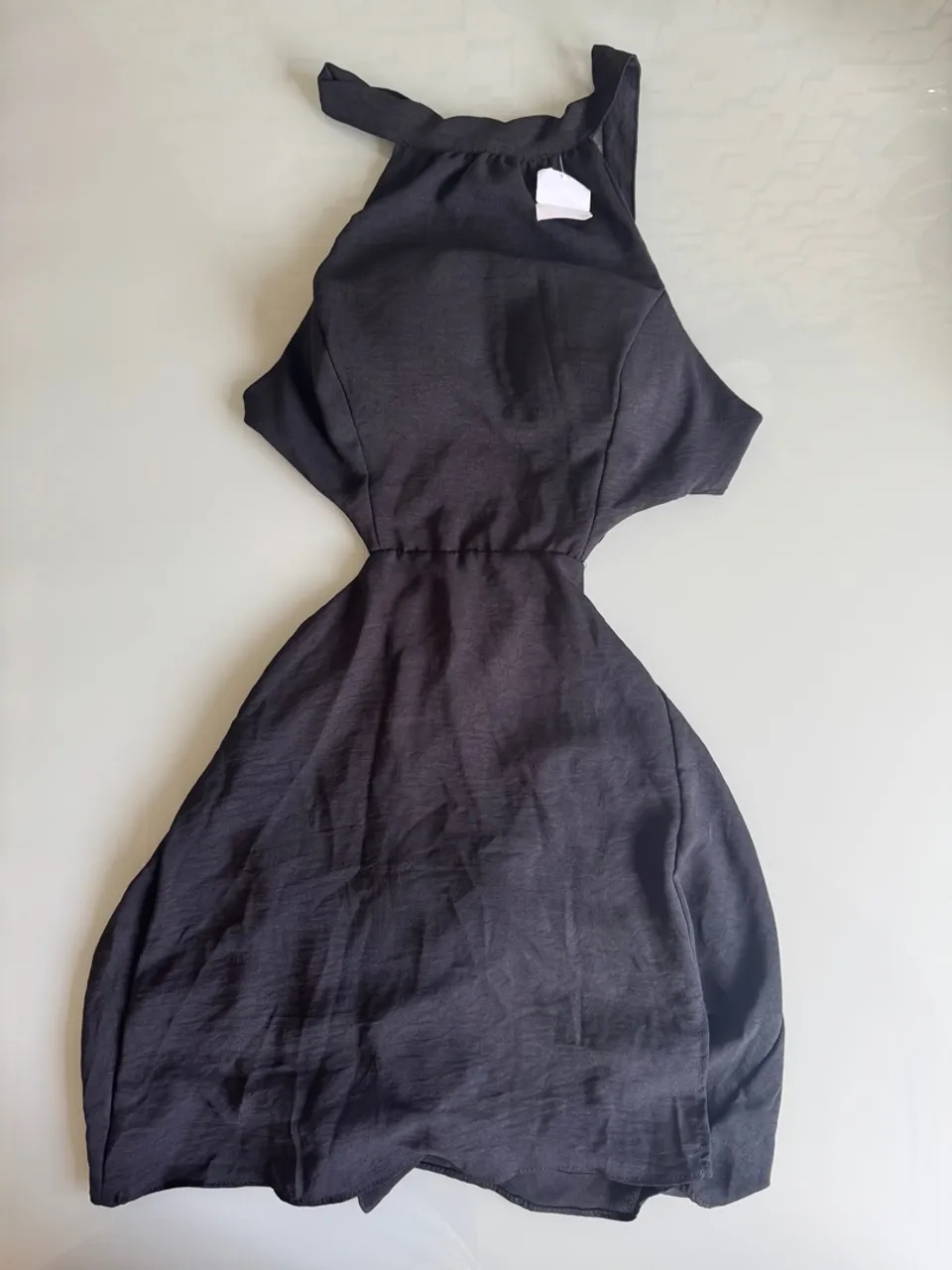 Macacão Preto com Detalhes Modernos e Elegantes