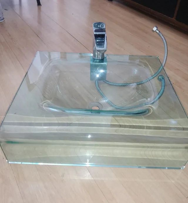 Pia / Cuba de vidro banheiro com torneira água quente e fria.