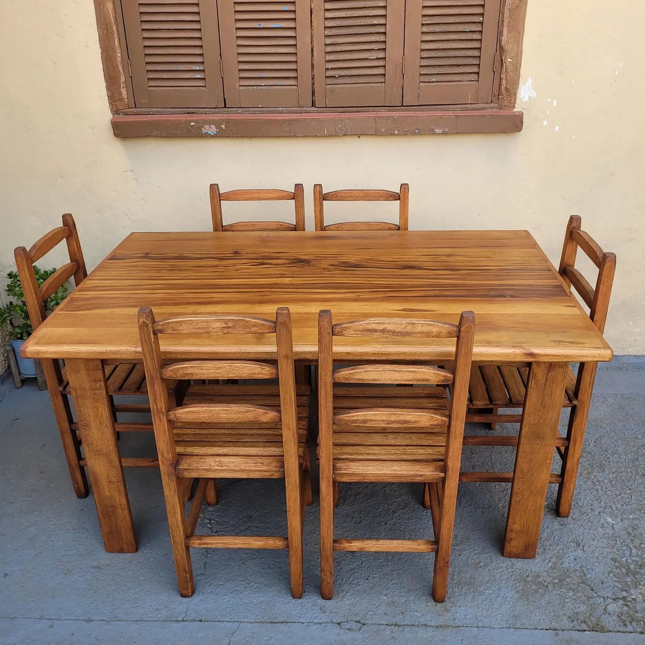 Conjunto de Mesa de Jantar em Madeira Maciça