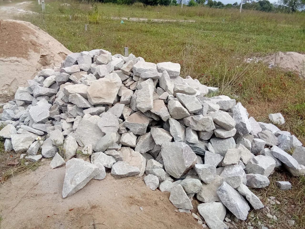 Materiais de construção Pedras de alvenaria, entrega rápida.