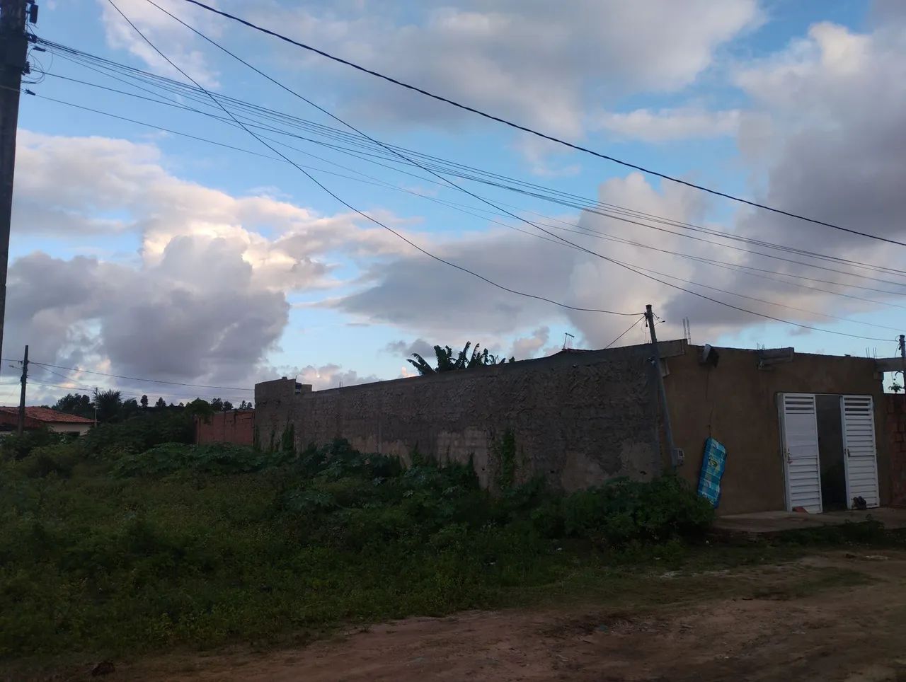 Vende casa com terreno de esquina 