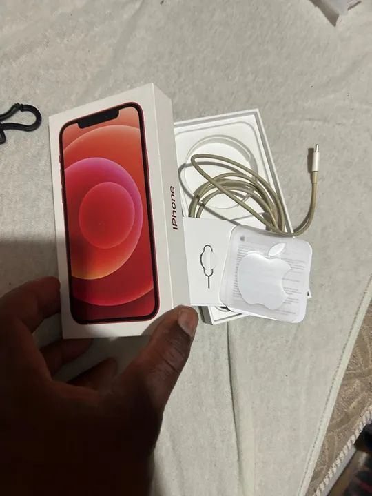 Capinhas, caixa e adesivos do iPhone 13 e um cabo iPhone 11 - Foto 3