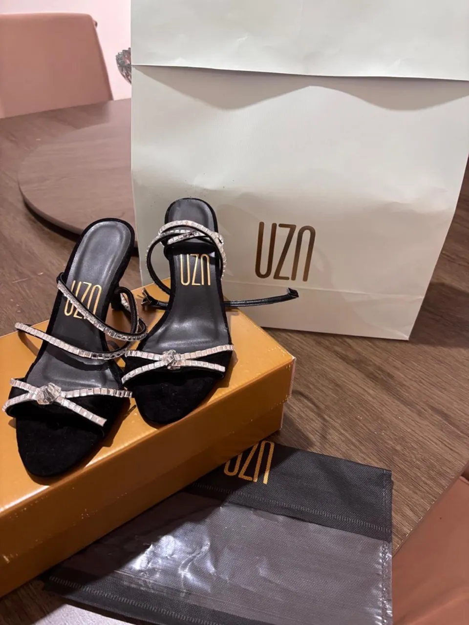 Sand. Salto UZA com detalhes em strass