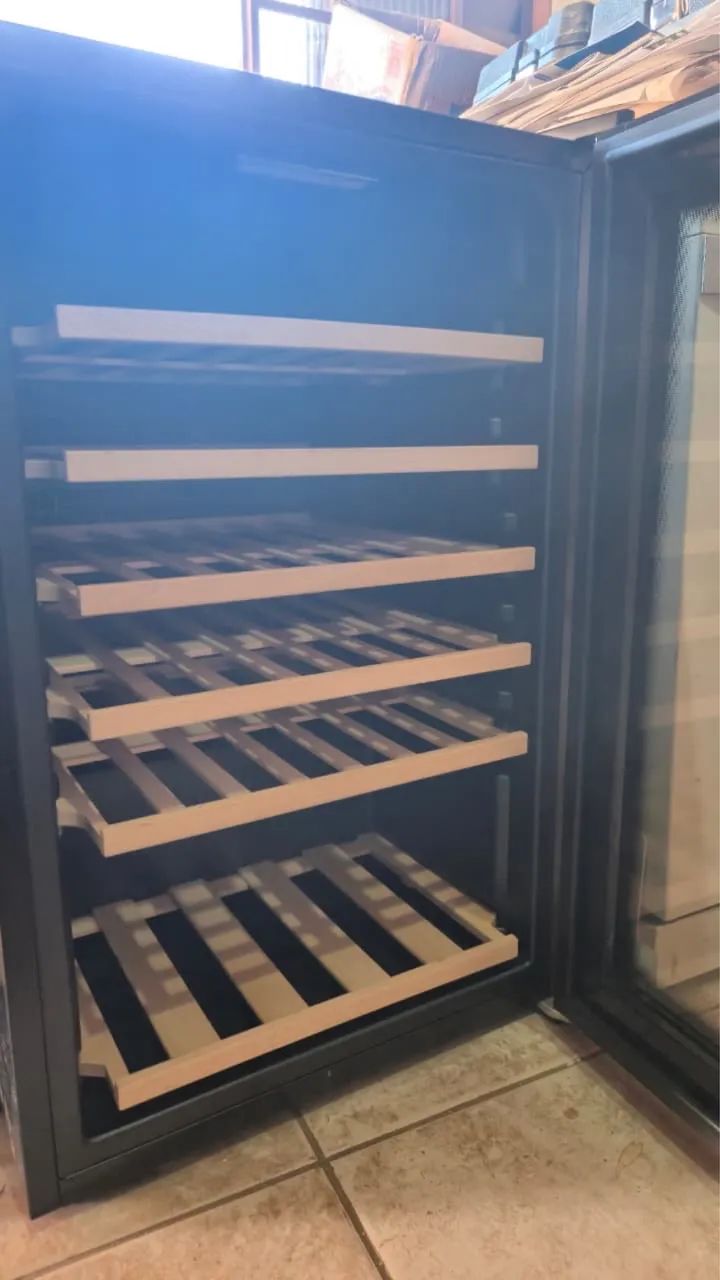 Adega Climatizada 49 Garrafas EOS Sommelier com Painel Touch e Compressor EAC49E 220V - Foto 3