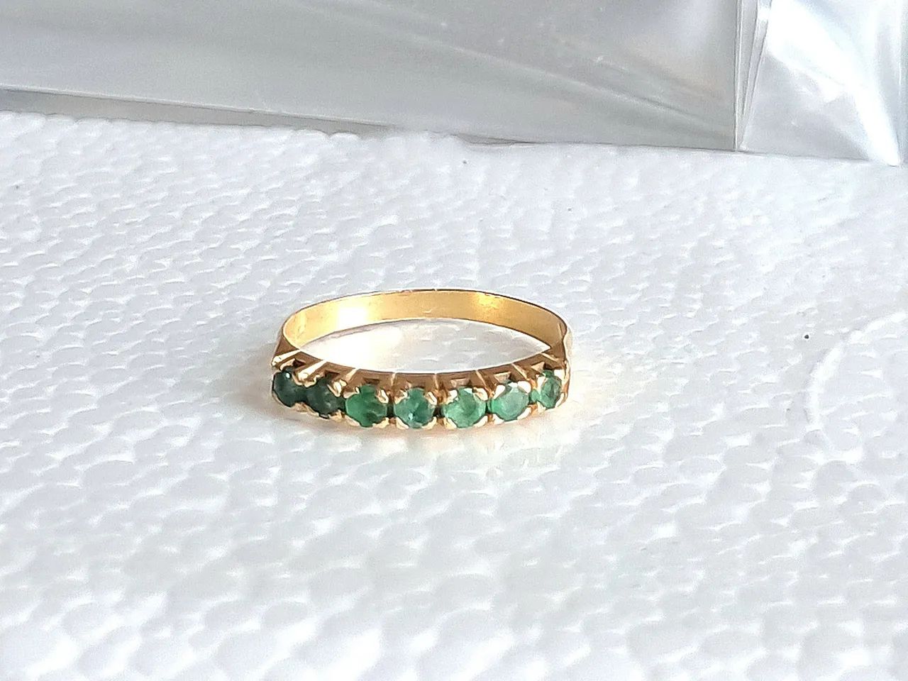 Anel meia aliança de ouro e esmeralda 