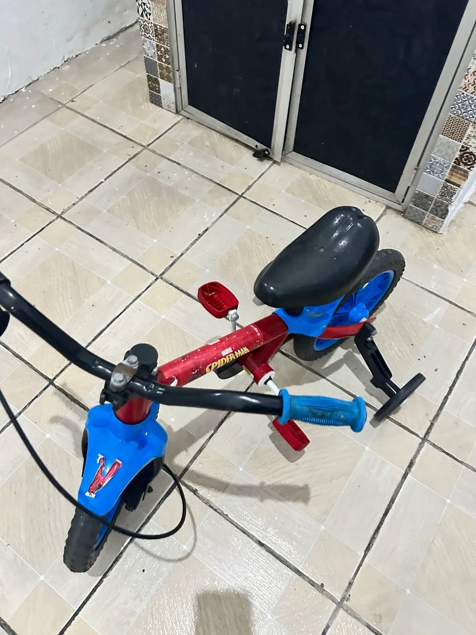 Bicicleta infantil do homem aranha  - Foto 4