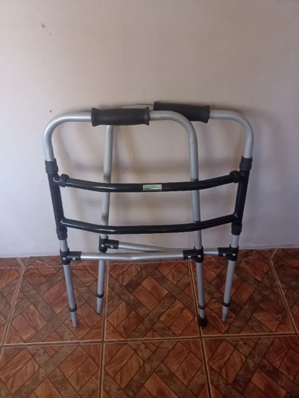 Par de muletas e um andador  - Foto 4