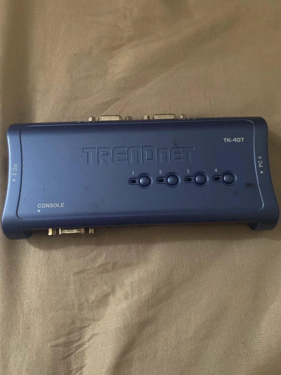 Switch KVM Trendnet TK-407 + 2 Cabos Inclusos (Controla 4 PCs)