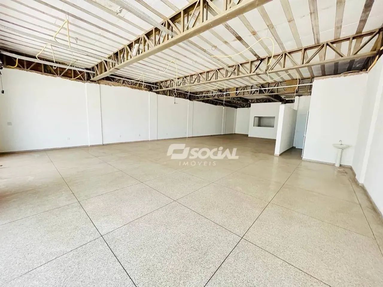 Ótimo prédio comercial para locação com amplo espaço, localização privilegiada e estaciona - Foto 4