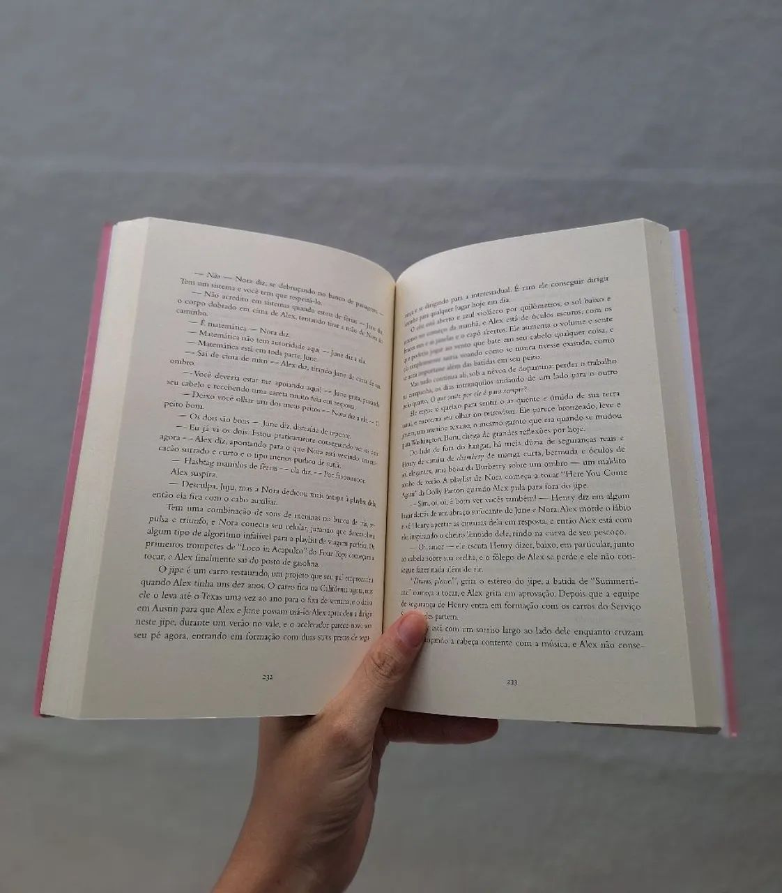 Vermelho, Branco e Sangue Azul - Casey McQuiston | Livro em ótimo estado  - Foto 3