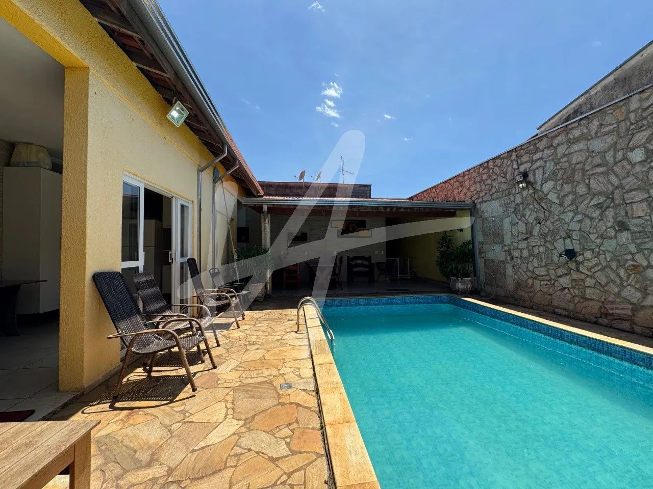 Casa térrea com piscina - Analisa permuta - Foto 2
