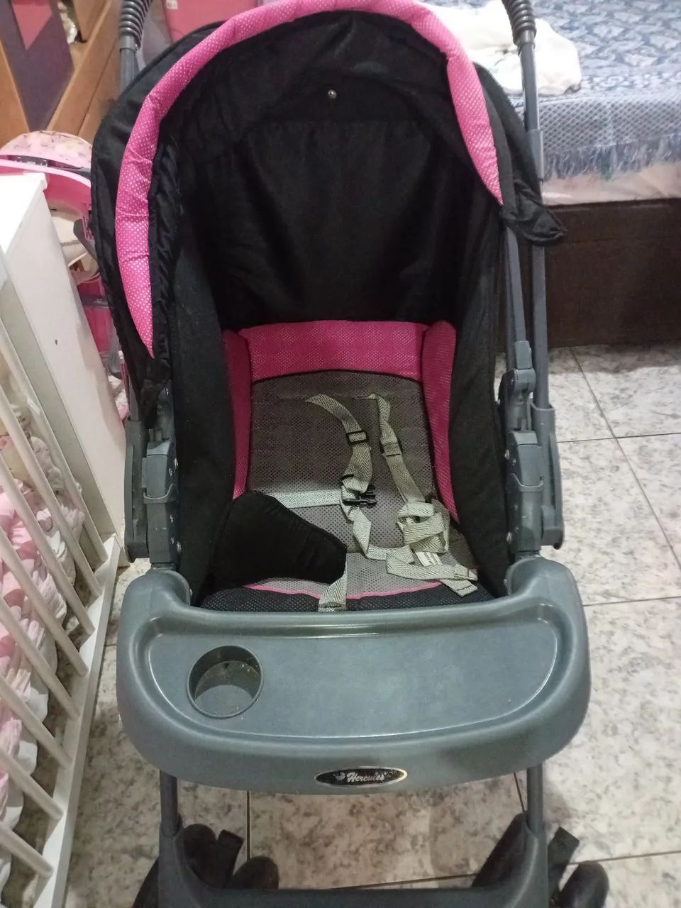 Carrinho de bebê de menina
