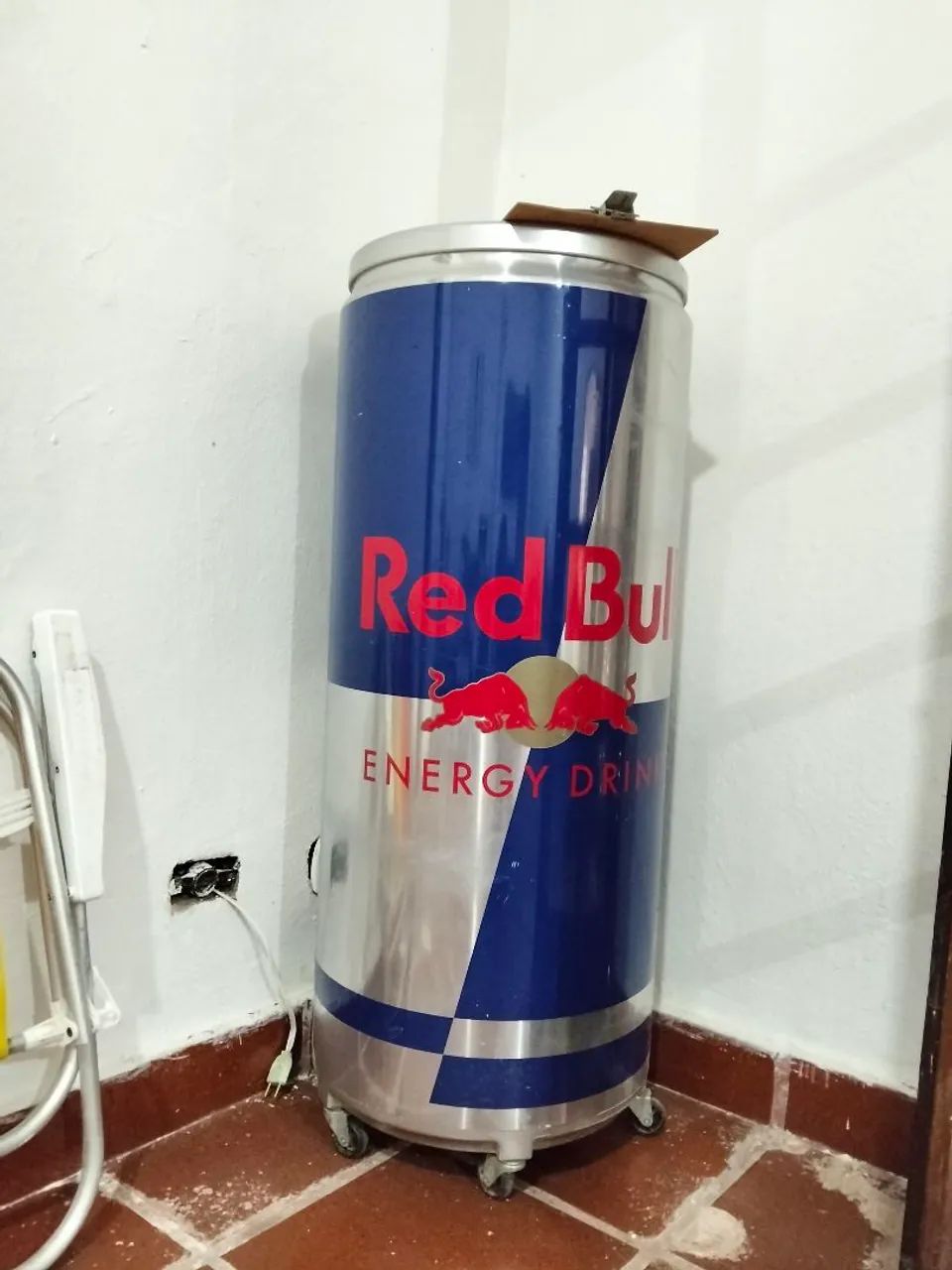 Geladeira Red bull