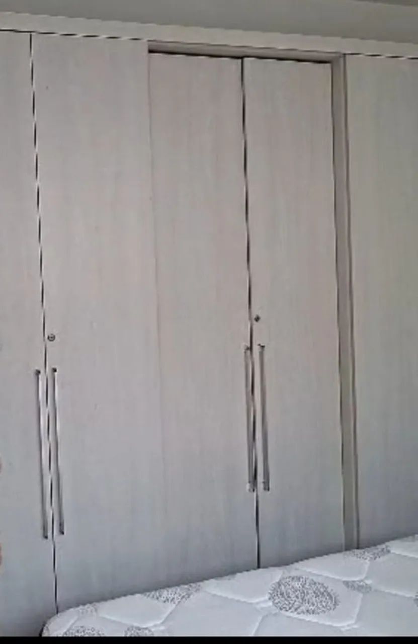 Guarda  RouPa 6 Portas