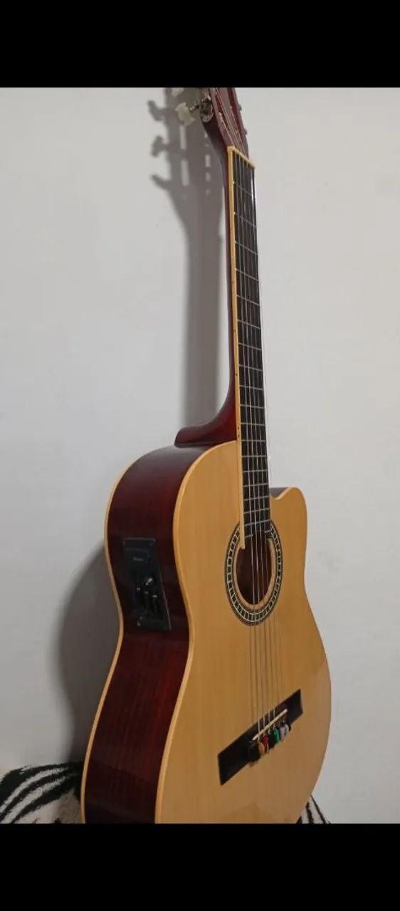 Um violão da marca Mempkis com a capa