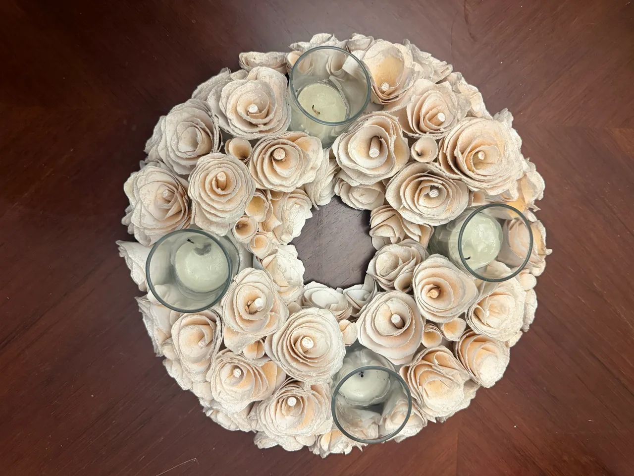Arranjo de mesa com flores e velas 