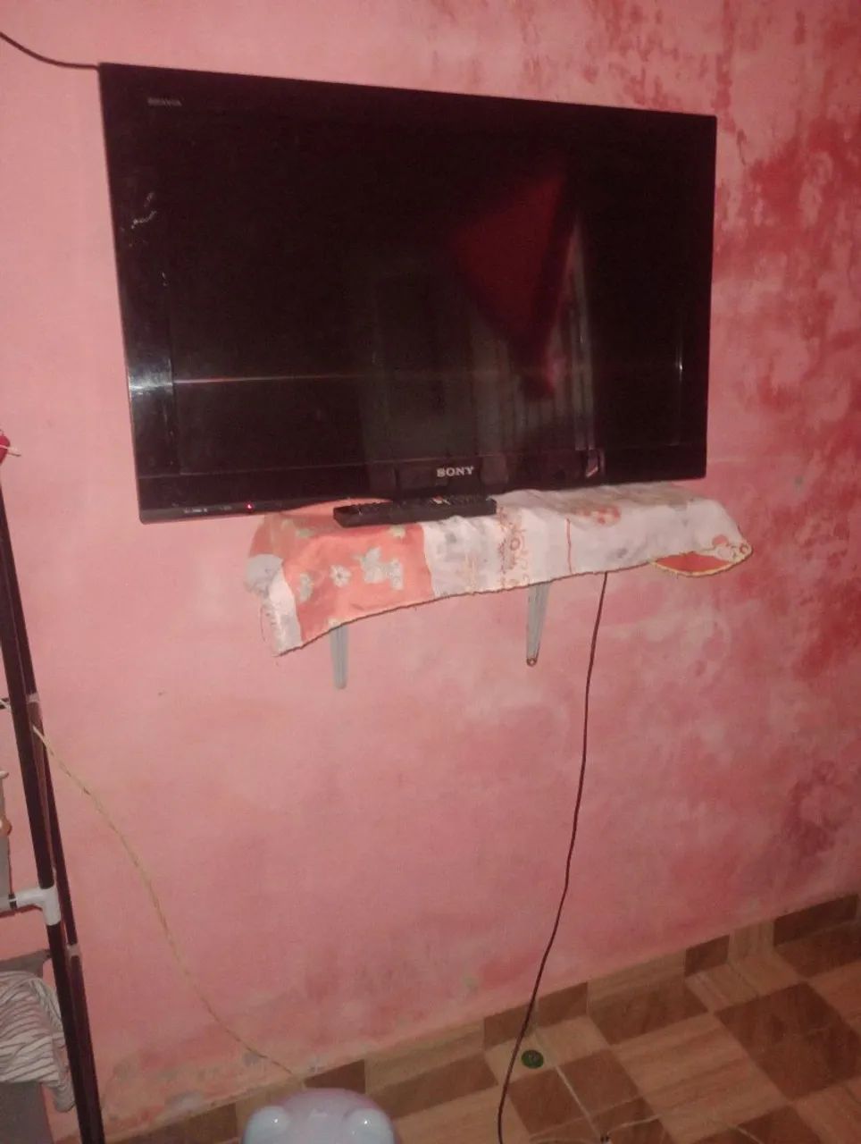 Uma tv sony funcionando 