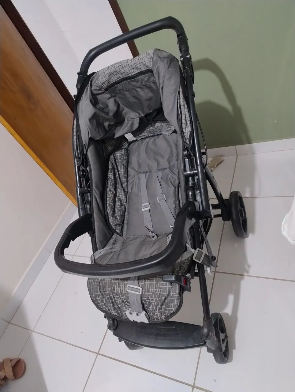 Carrinho de bebê com bebê conforto.