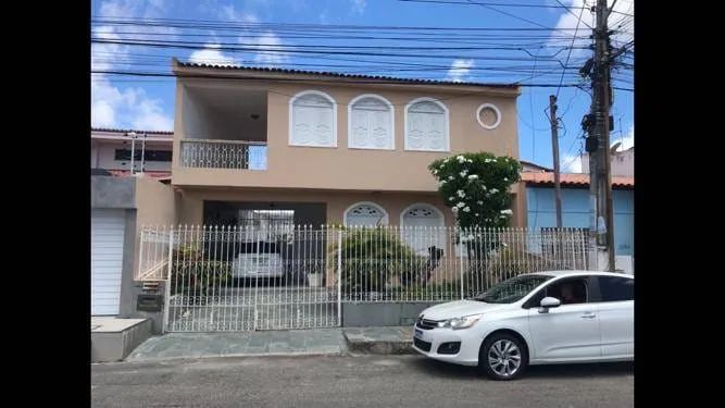 Casa Grande, com 02 Pavimentos e bem Localizada. Ideal para moradia, e ou Empresas.