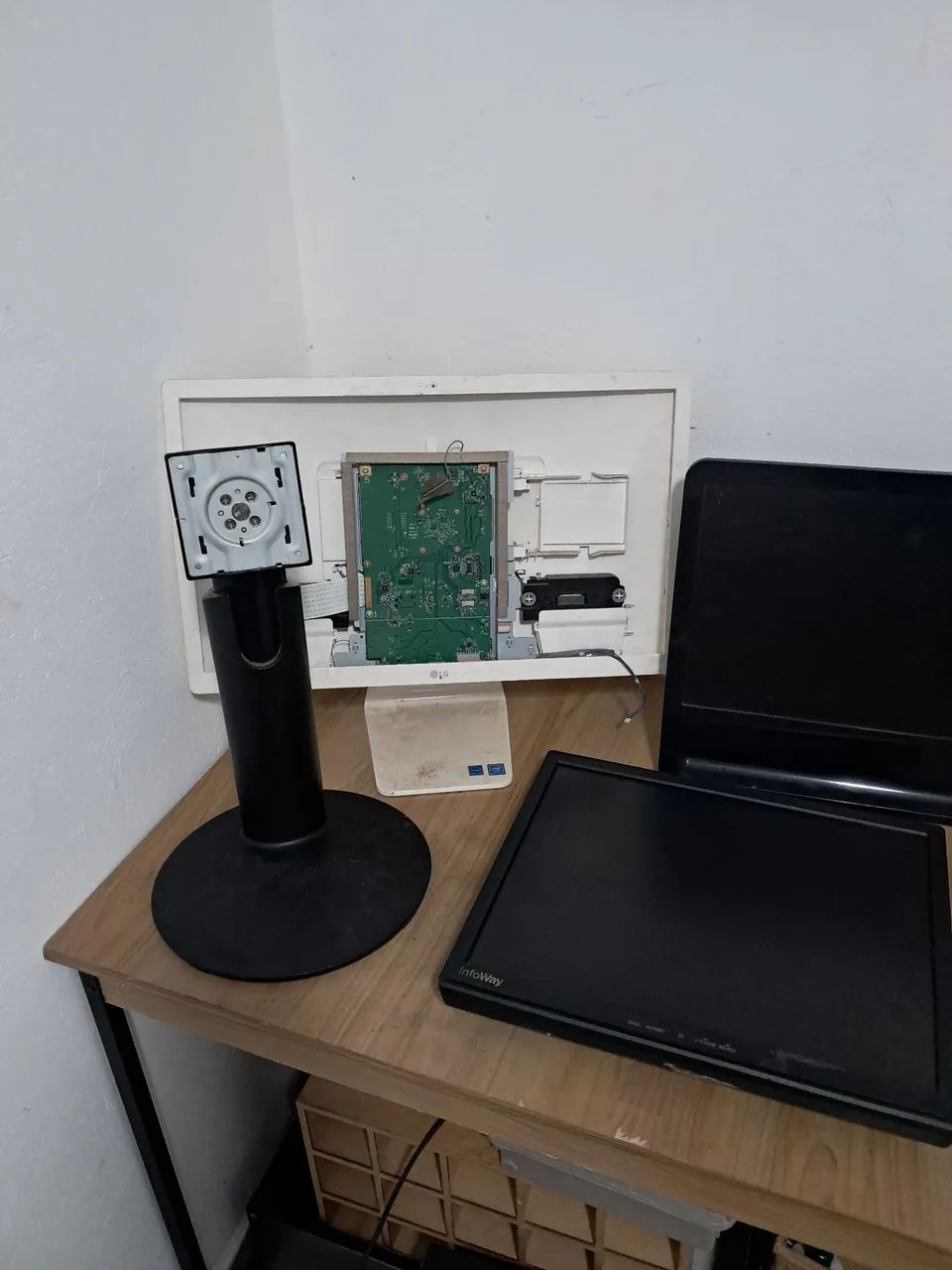 Lote de monitores com e sem defeito.