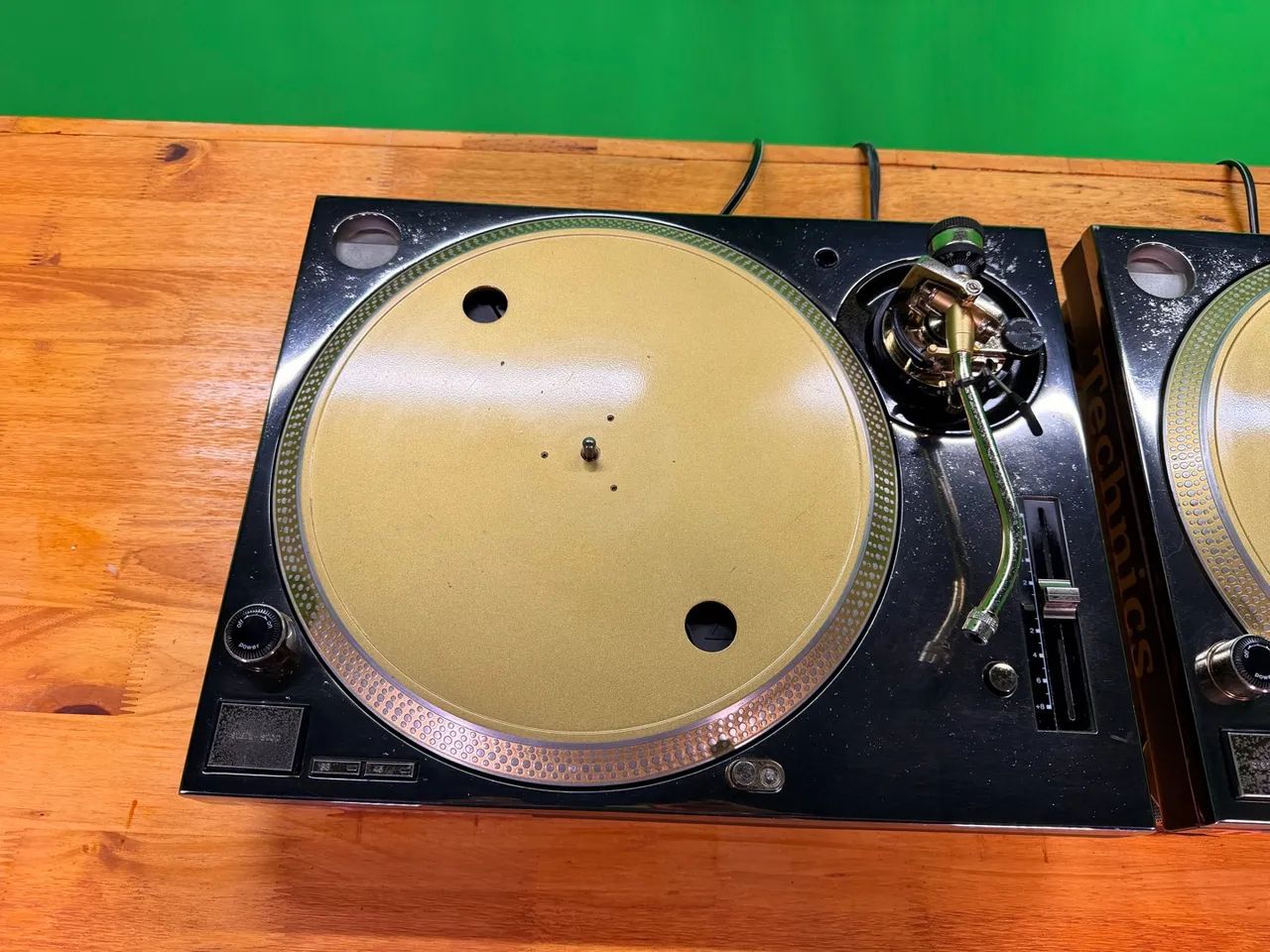 Par Technics SL1200MK5 dourada com case - Foto 2
