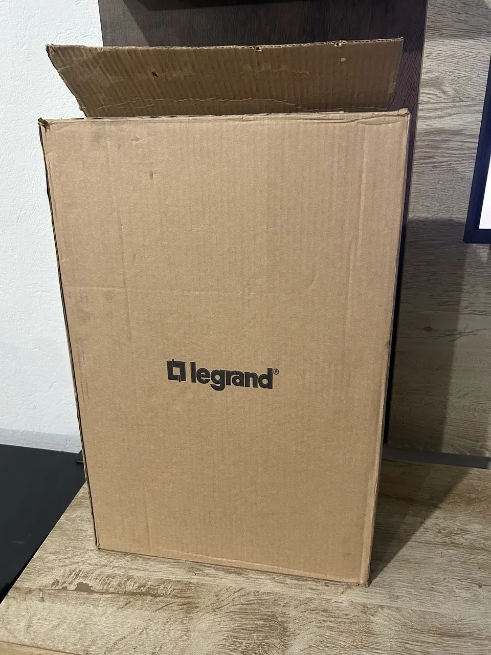 Quadro de Metal 28 Disjuntores Branco Legrand442917897047920642