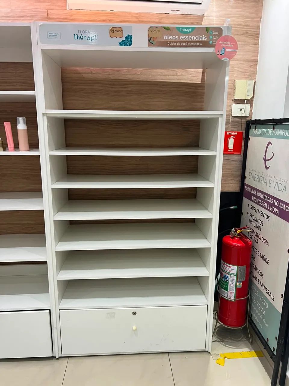 Balcão de Recepção / Atendimento MDF Ripado Amadeirado com Gaveteiro e Chave