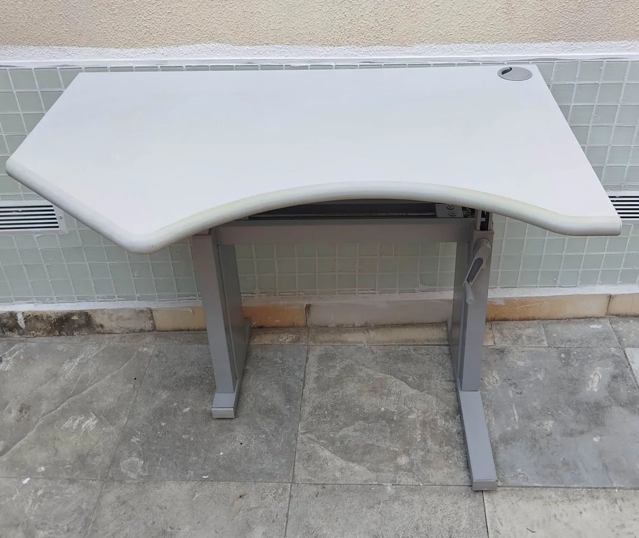 Mesa com regulagem de altura 