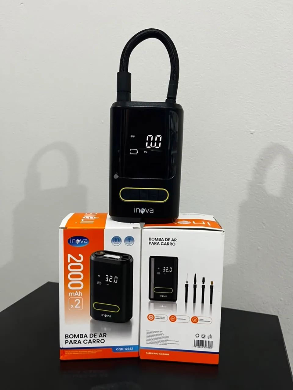 Bomba de ar com lanterna e carregador de celular 