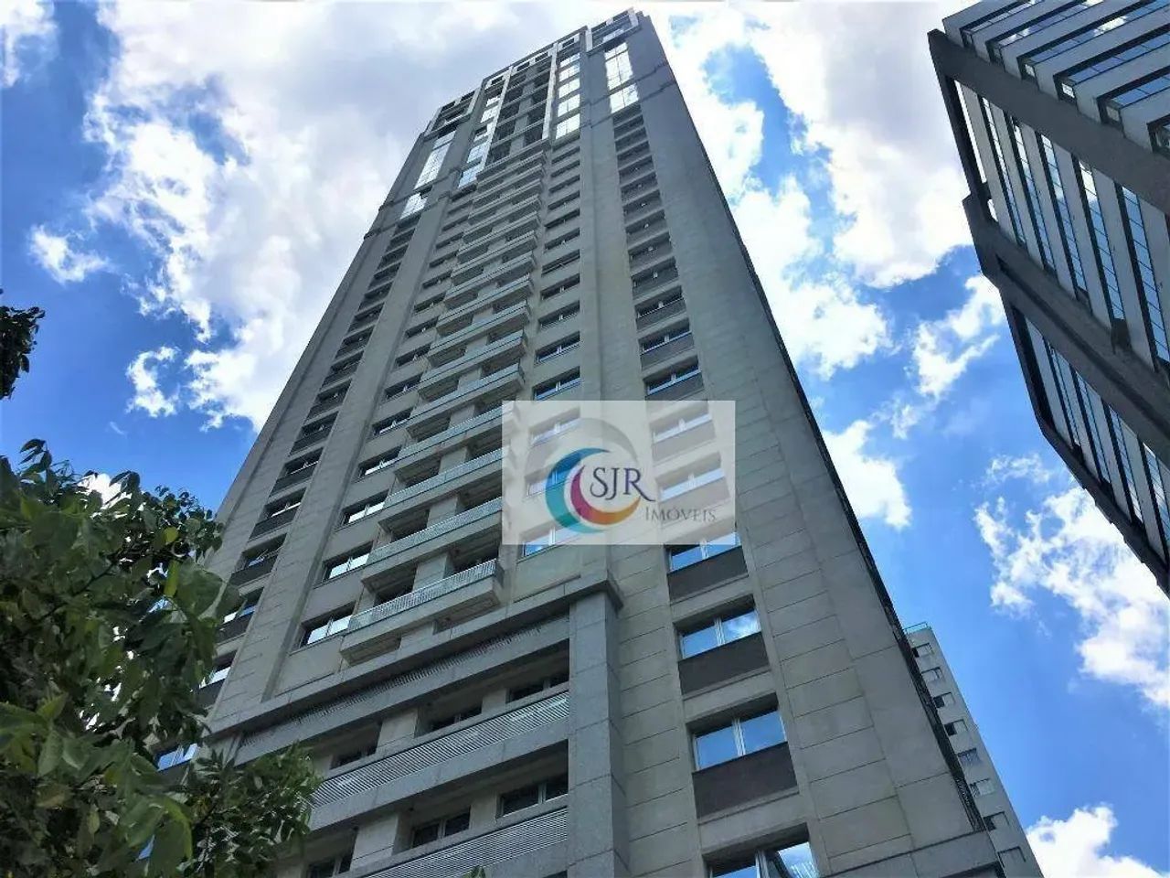 Sala comercial de 322 m², 8 vagas de garagem, piso elevado, forro modular, 8 banheiros, ar