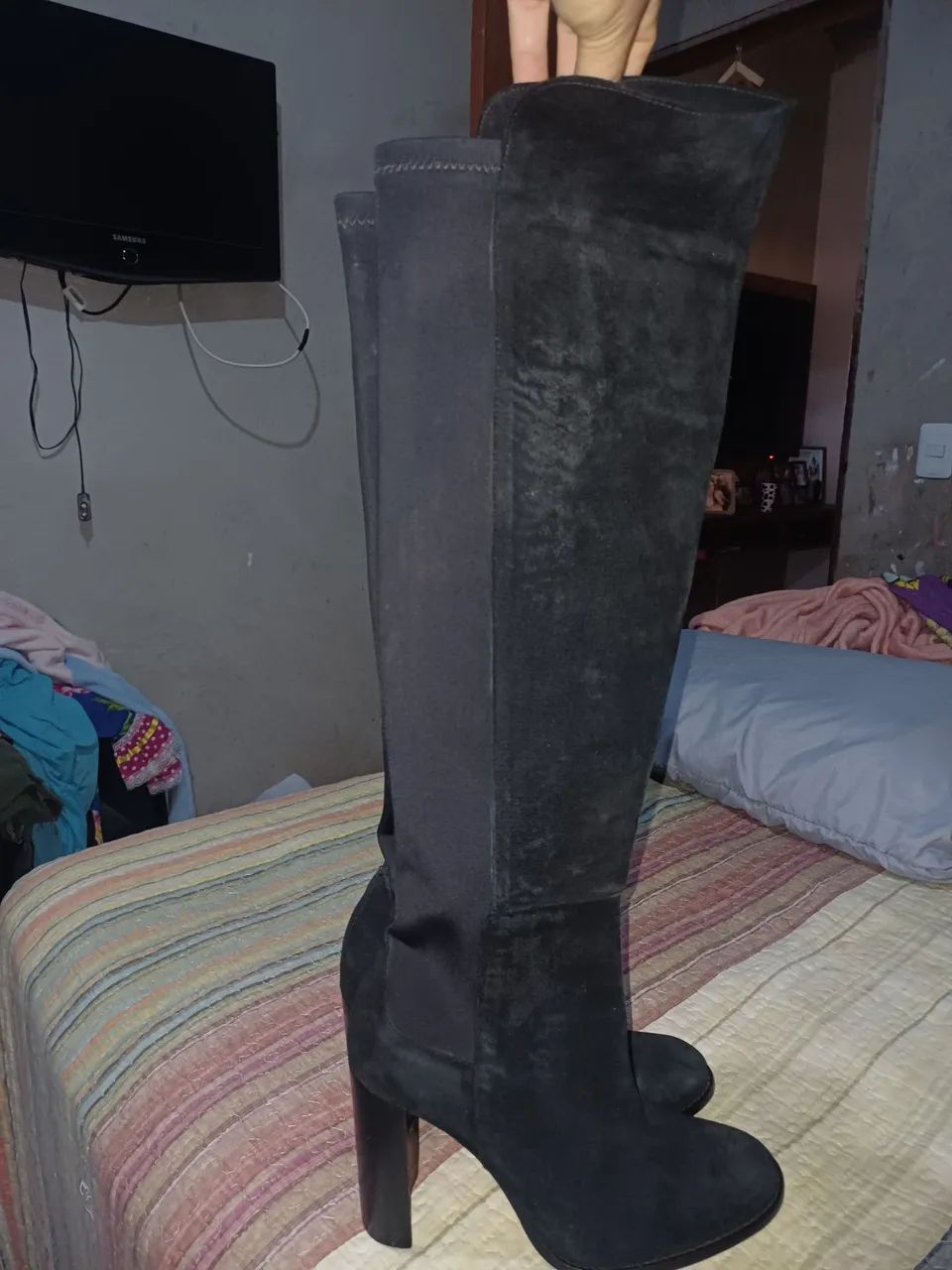 Bota de camurça cano longo marca animale em perfeito estado. - Foto 2