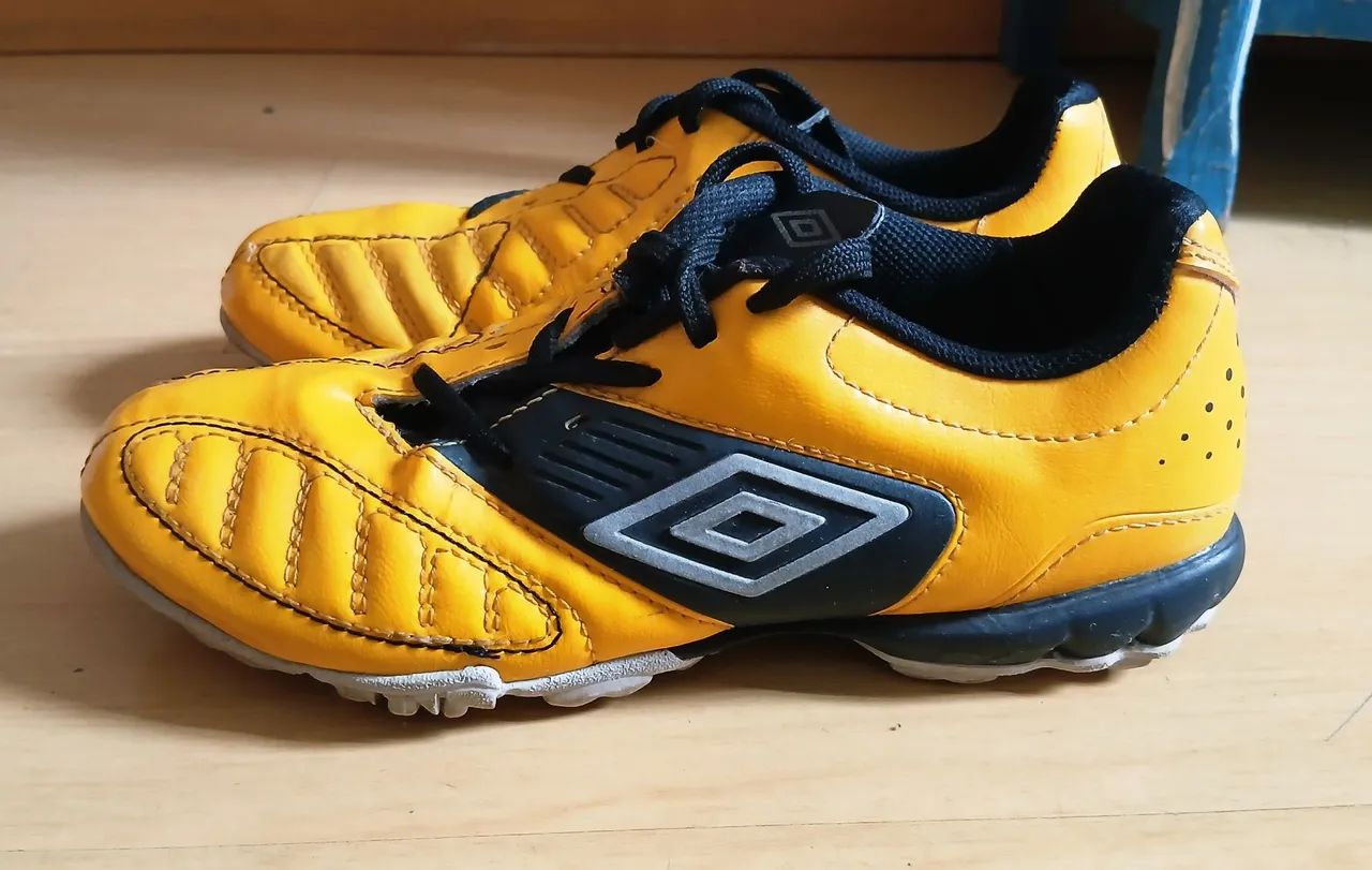 Umbro Geometra indoor soccer cleats. Size 35. In very good condition. Used very few times.