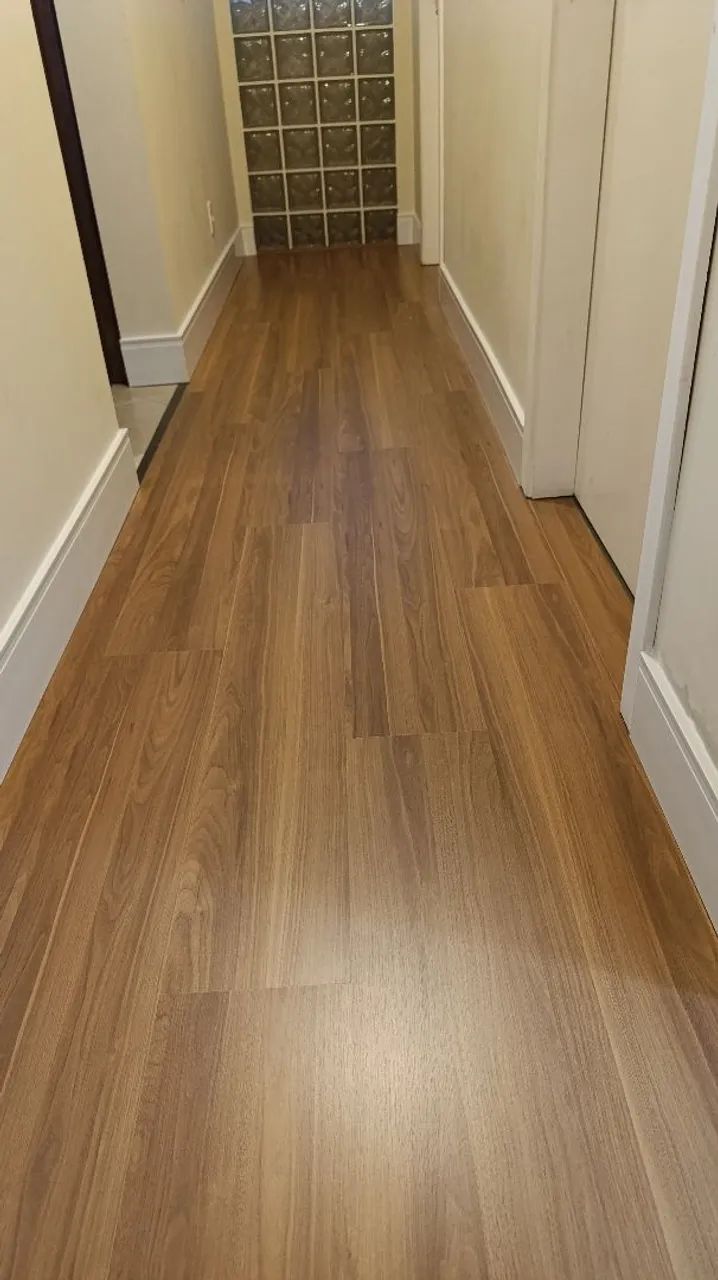 Piso laminado, piso vinílico e rodapés.