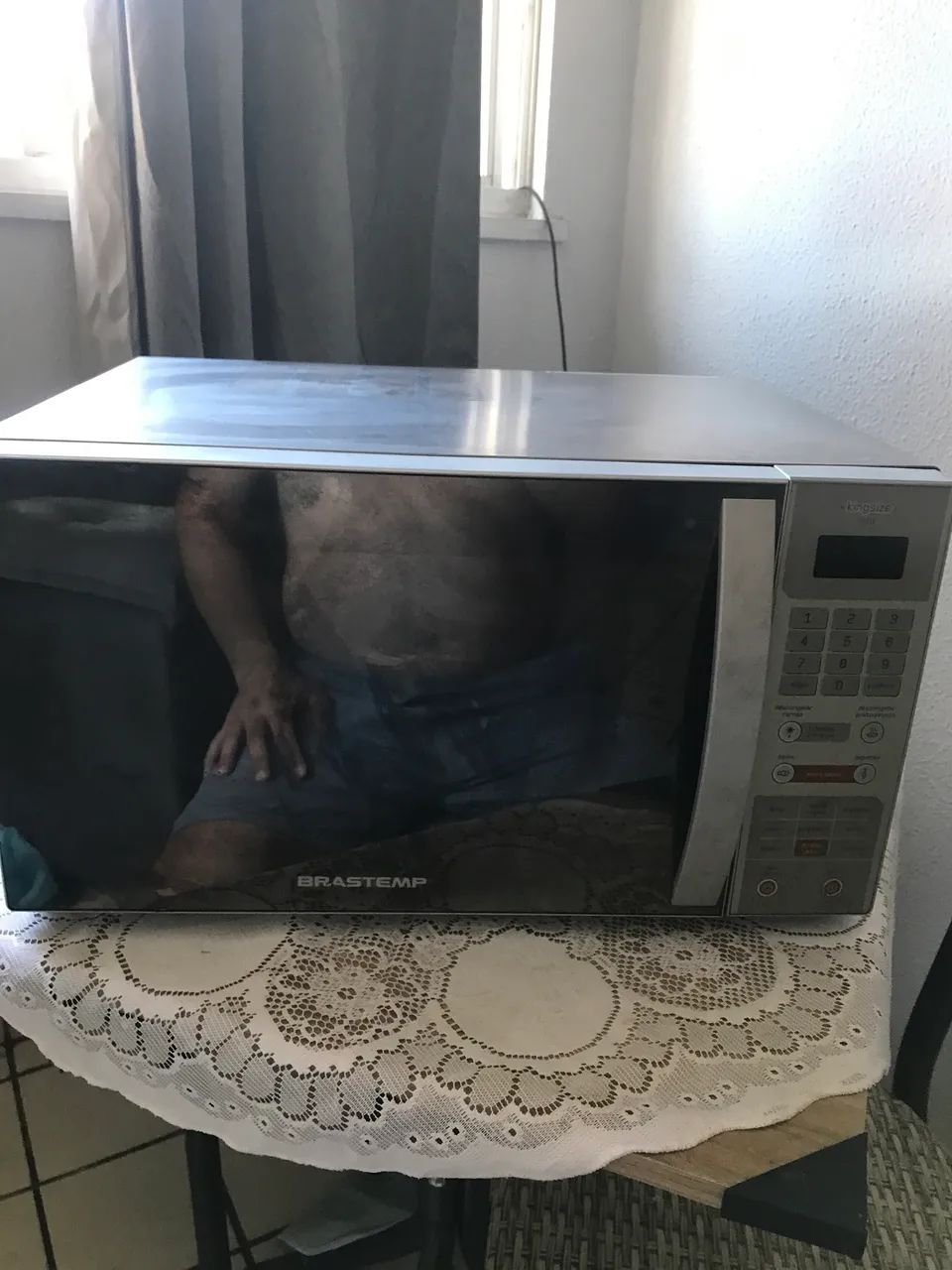 Forno microondas  com defeito 