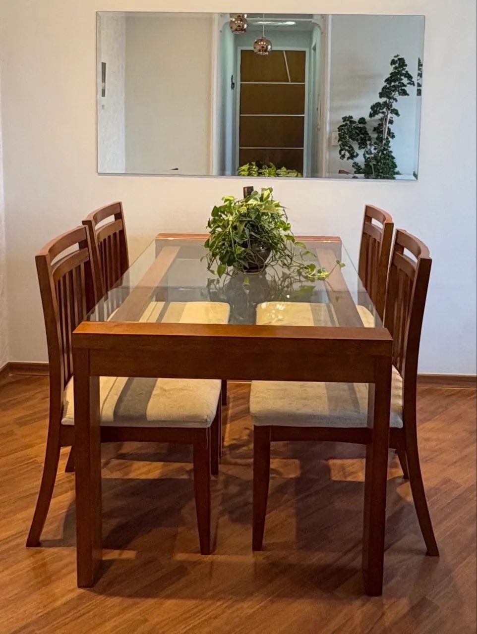 Mesa com 4 Cadeiras - Madeira Maciça