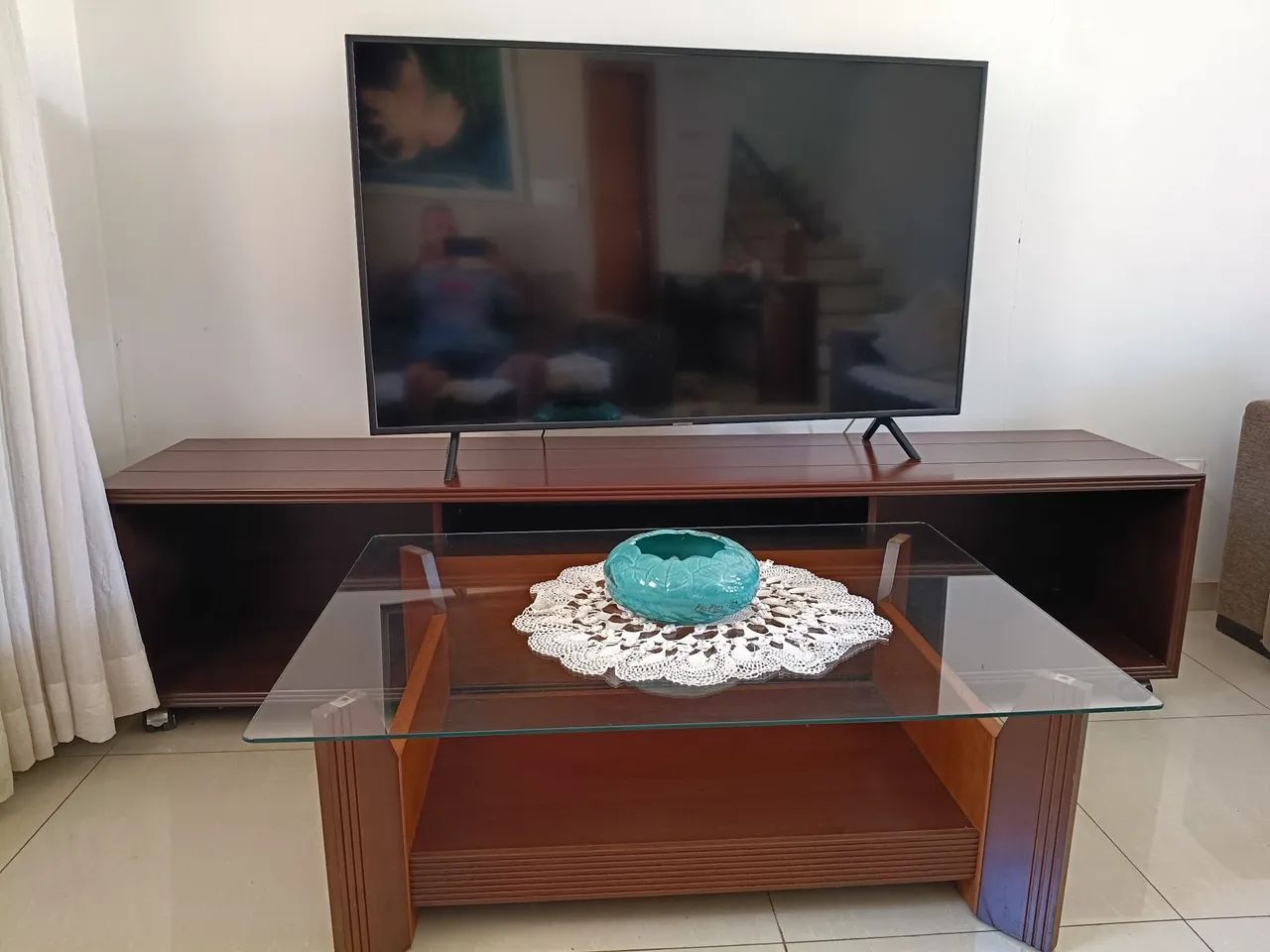 Jogo de sala Rudnick. Rack, mesa de centro e aparador.
