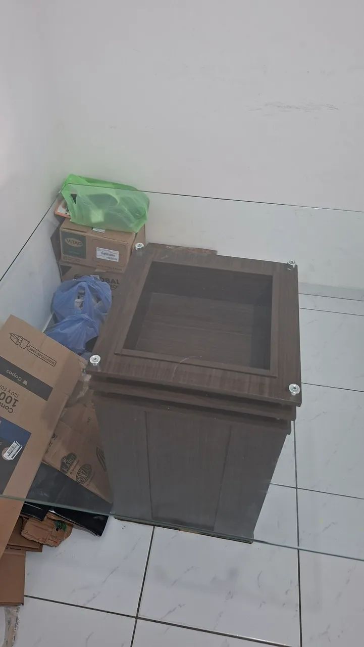 Mesa com suporte de madeira e tampo de vidro