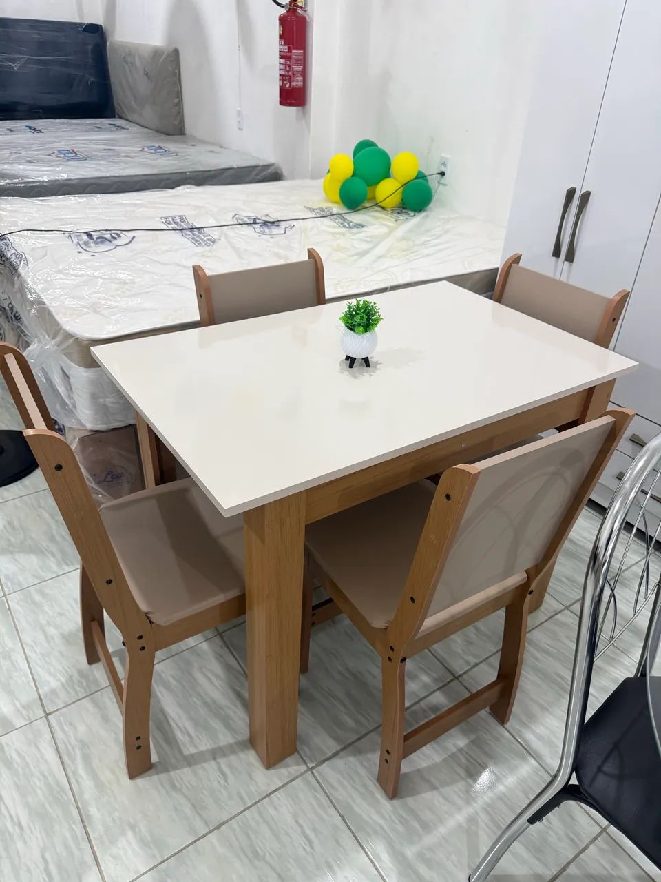 Mesa de 4 cadeiras nova a pronta entrega 