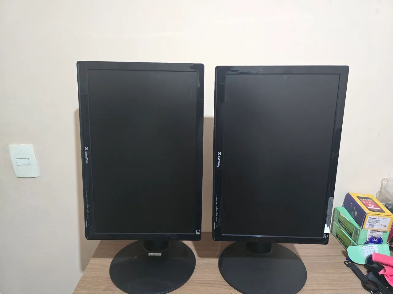 2 Monitores LCD Itautec 19 polegadas