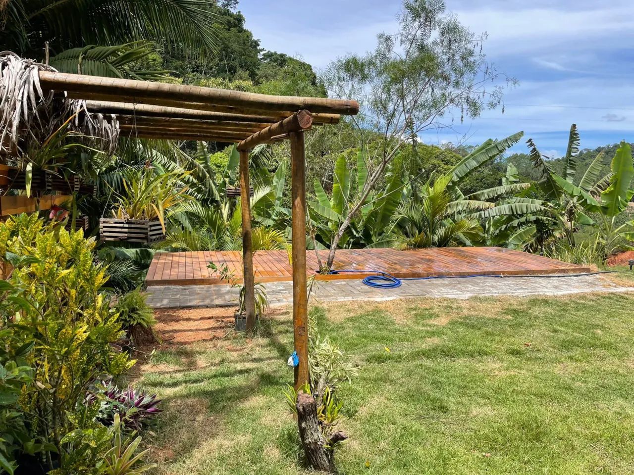 Chácara com pomar, deck toda gramada pronta para instalar seu chalé 