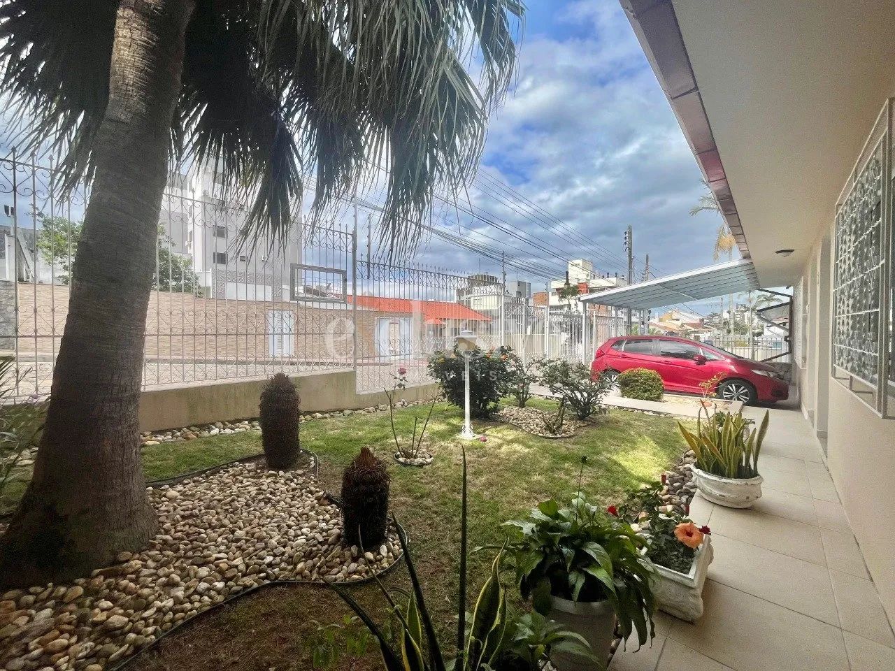 Casa plana com 4 dormitórios em Coqueiros - Foto 3