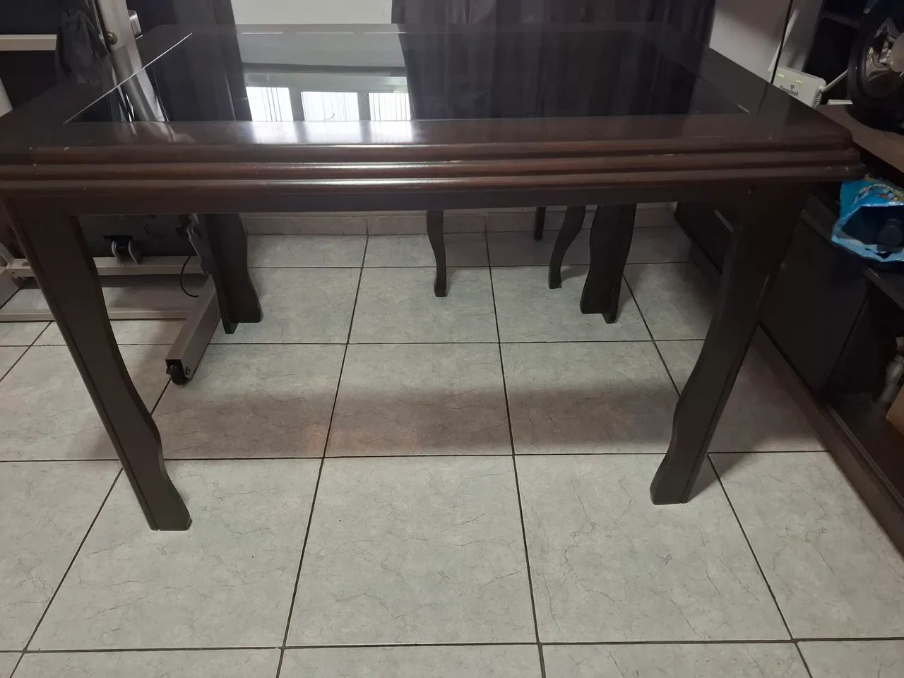 Vendo mesa em madeira maciça com vidro grosso apenas a mesa - Foto 2