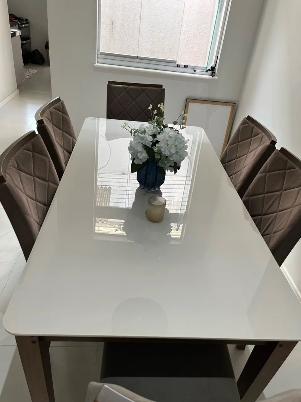 Mesa de vidro com cadeiras 