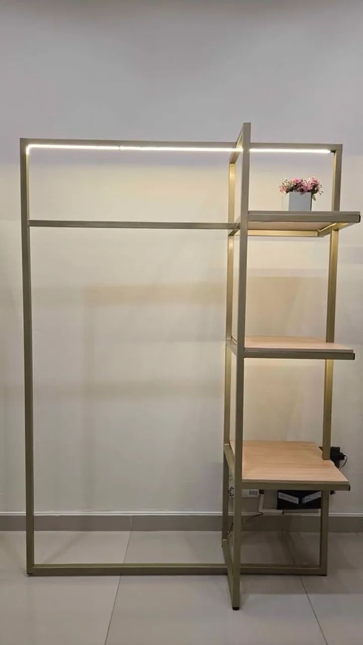 Arara de roupas loja dourada com prateleiras em MDF e LED COB - Foto 4