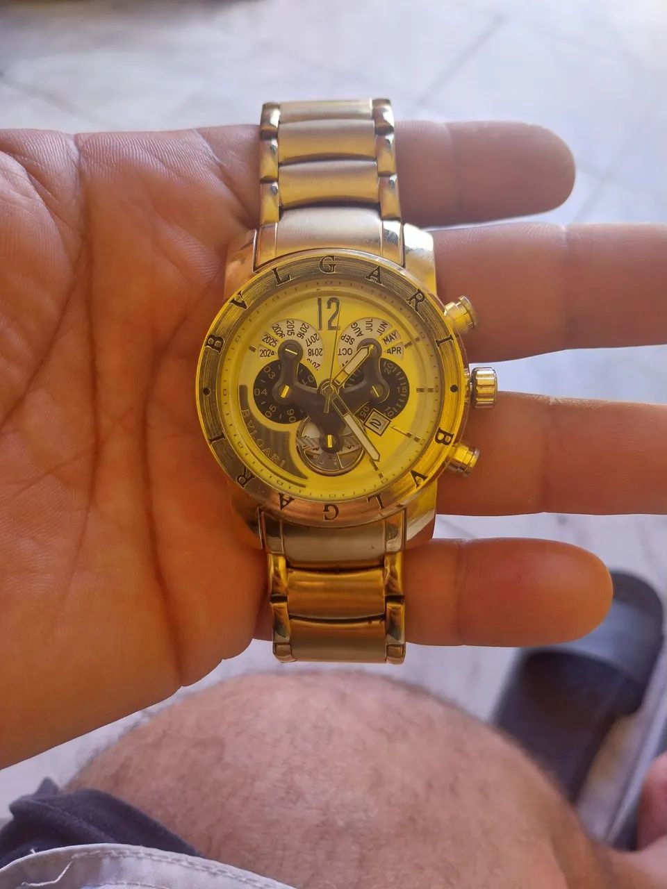 Vende-se um relógio