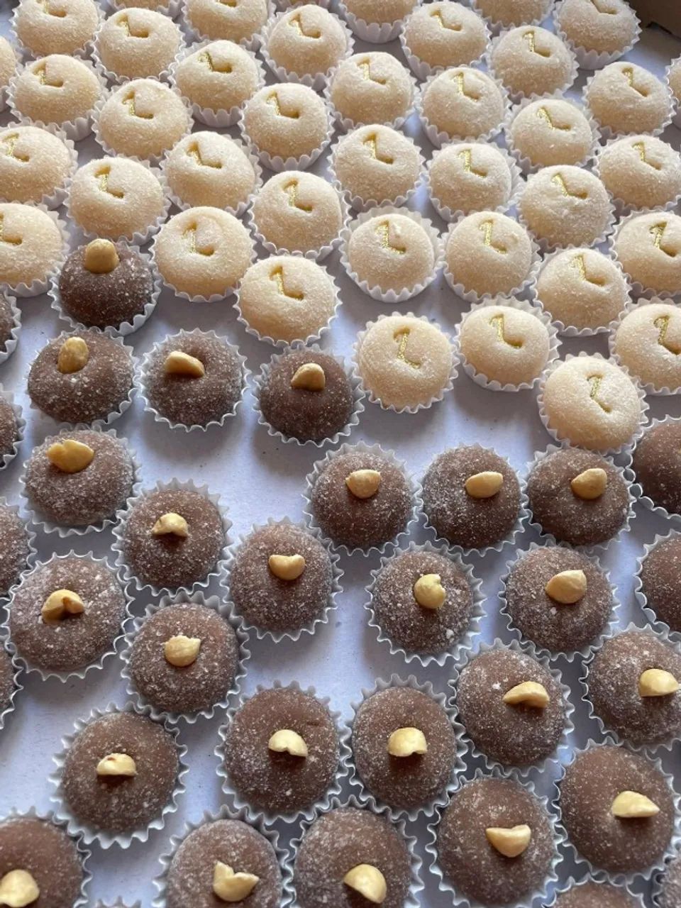 CENTO DE DOCES BRIGADEIROS PARA FESTA - Foto 2