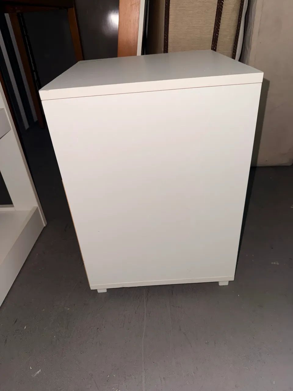 Criado-Mudo / Mesa Lateral Branca com 2 Nichos - Foto 5