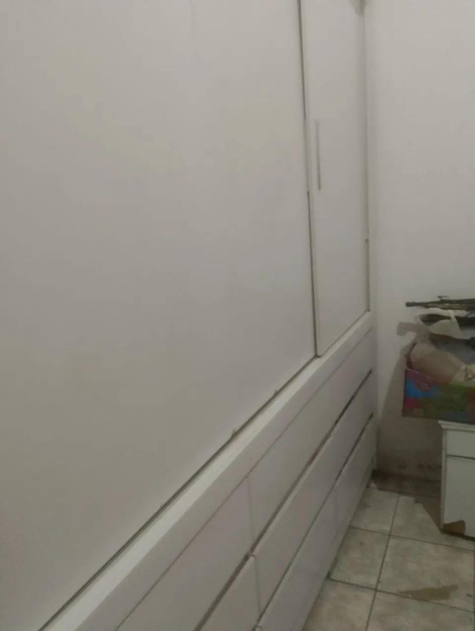 Guarda-roupa com 3 portas e 9 gavetas 