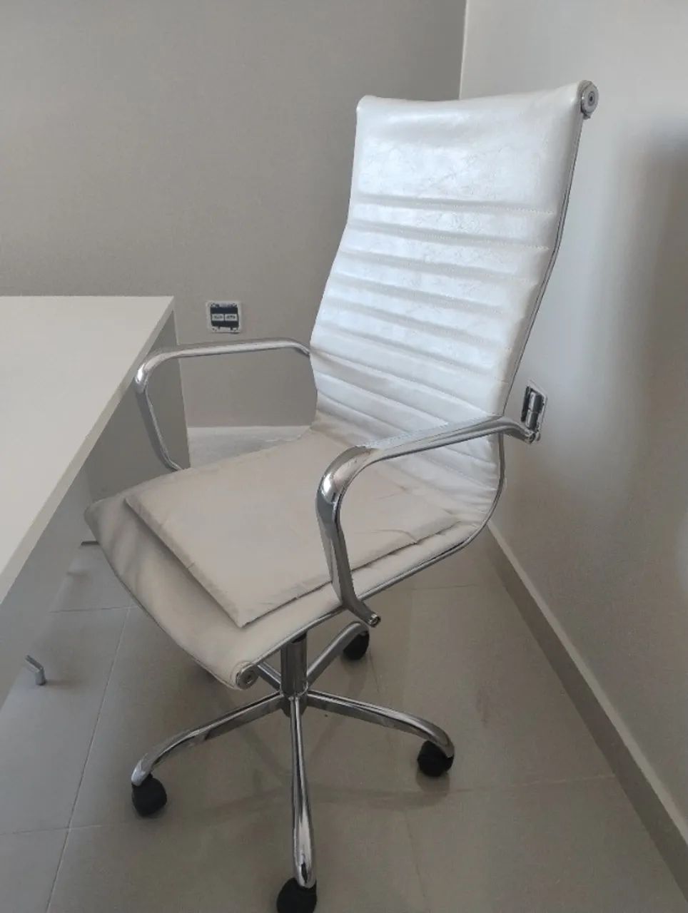 Mesa e cadeiras consultório 